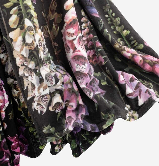 Foto av tyg med intrikat blomstermönster och textur