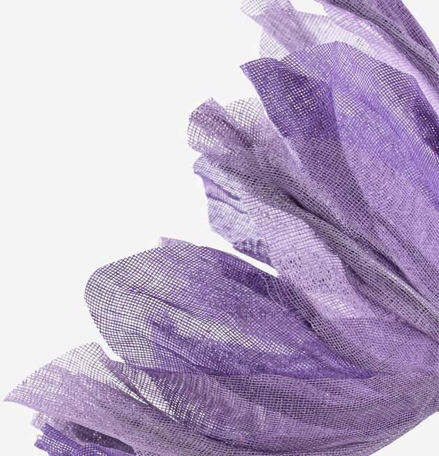 Bordslampa Zozo från Skitso med blommig, lila nätstruktur