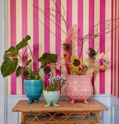 Bild av keramikvaser i harmonisk och kreativ inredning