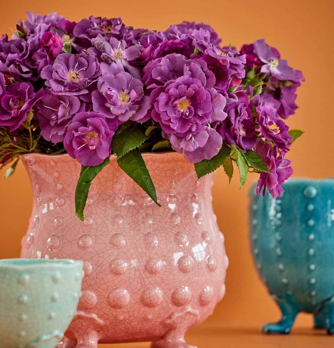 Keramikvas XL Tassar Rosa från Rice med purpurfärgade rosor