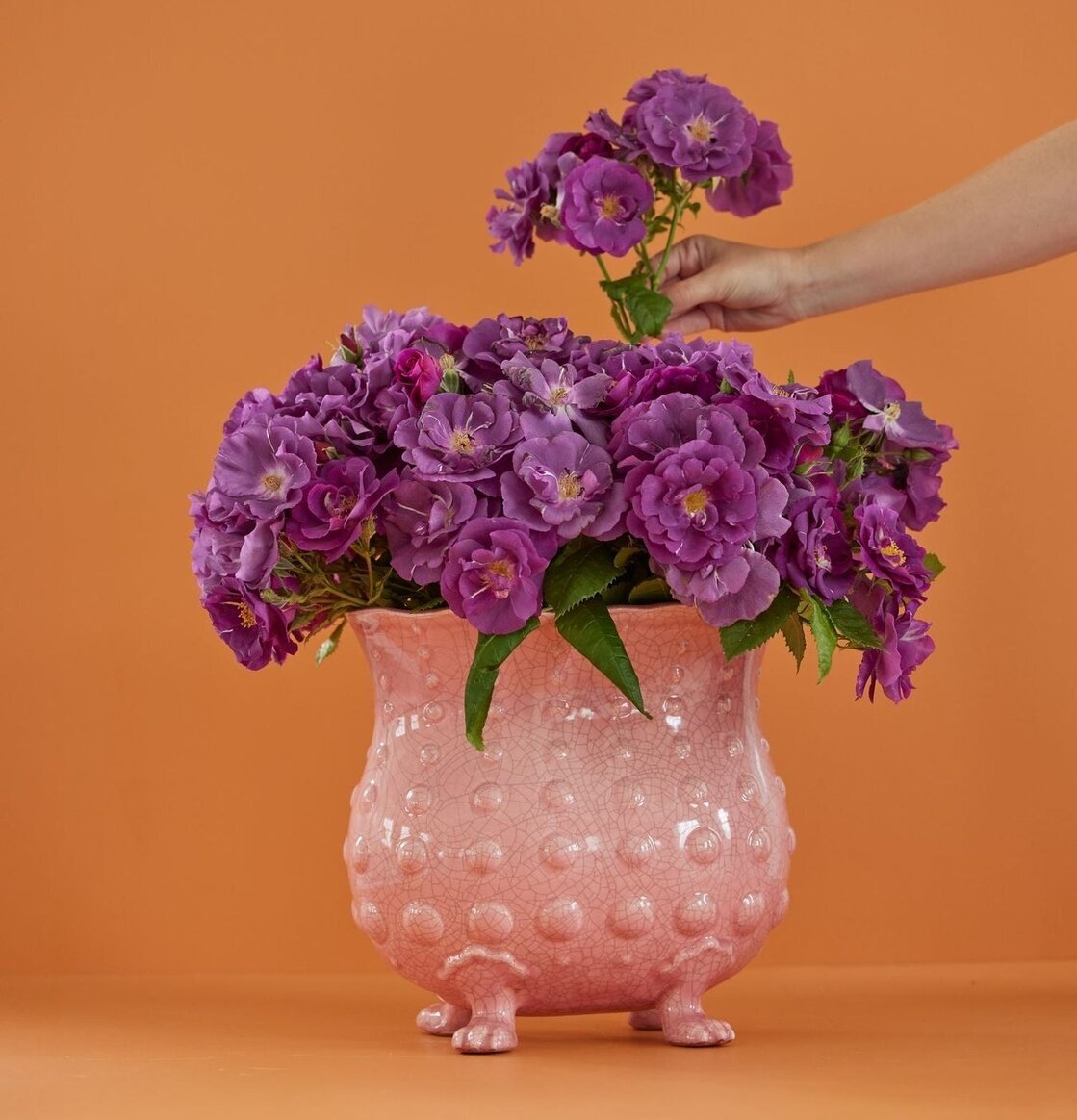 Keramikvas XL Tassar Rosa från Rice med lila blommor