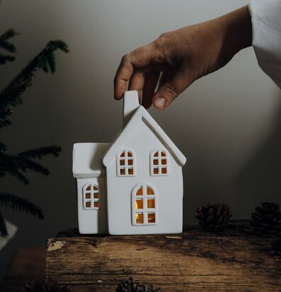 Bild av charmig ljusstake i form av ett hus