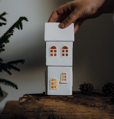 Bild av dekorativ ljusstake i form av ett hus