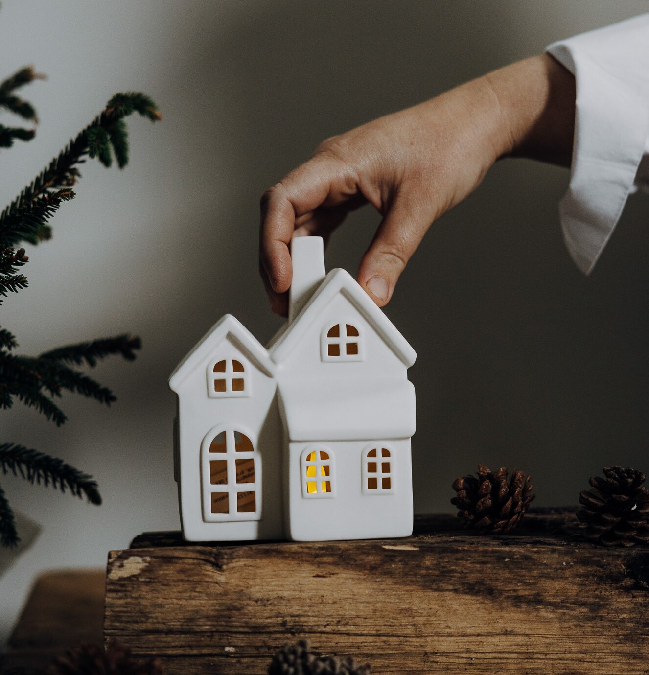 Ljusstake Hus Byn 6 från Storefactory på rustik träplanka