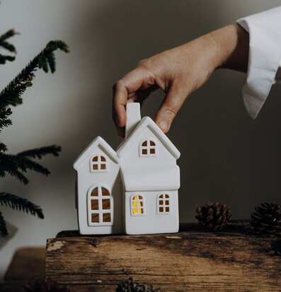 Bild av stilfull ljusstake med rustik och naturnära känsla