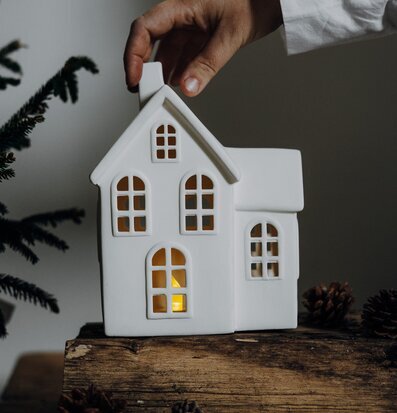 Bild av dekorativ ljusstake formad som ett hus