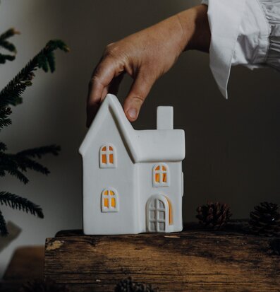 Bild av stilrent keramikljus i skandinavisk design