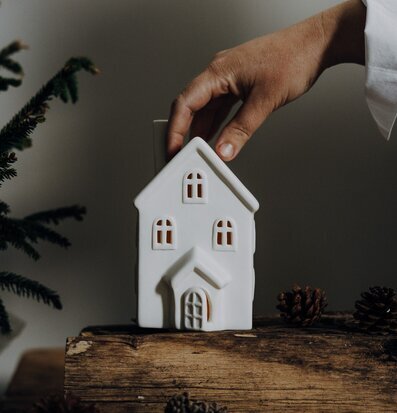 Bild av stilren ljusstake med rustik atmosfär