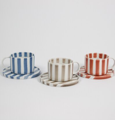 Foto av färgglada koppar och fat i stilren design