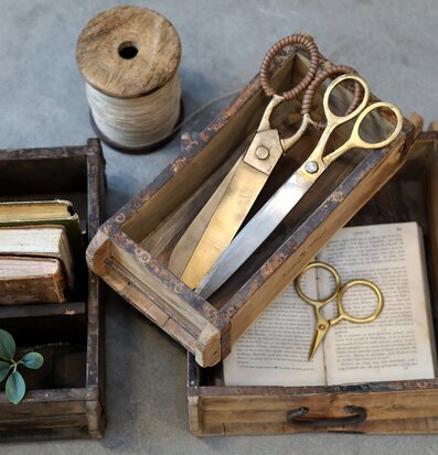 Bild av vintageinspirerade föremål och arrangemang