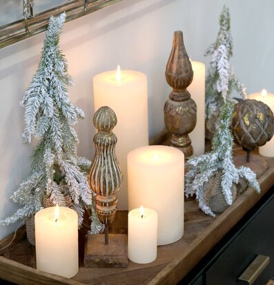 Bild av elegant stilleben med ljus och dekorationer