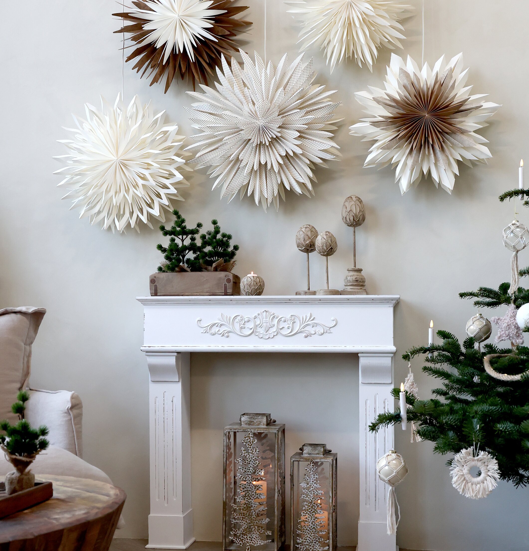 Ljuslykta Antik Creme från Chic Antique framför eldstad