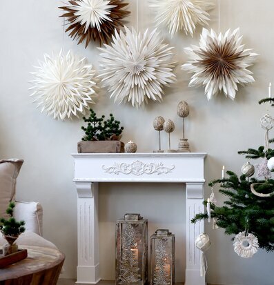 Bild av smakfullt inredd miljö med juldekorationer