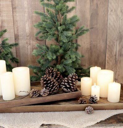 Bild av rustikt träfat med ljus och grankottar