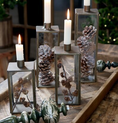 Foto av smakfull inredningsdetalj med ljuslyktor