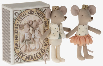 Bild av charmiga möss i fantasifulla kläder