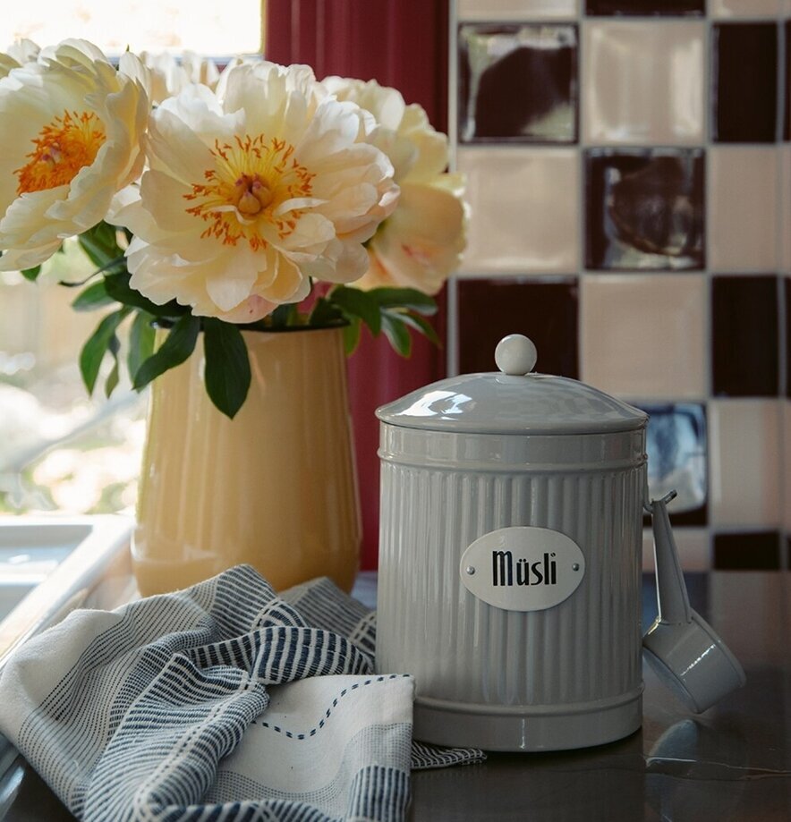 Plåtburk Müsli Beige från Strömshaga på köksbänk med skopa