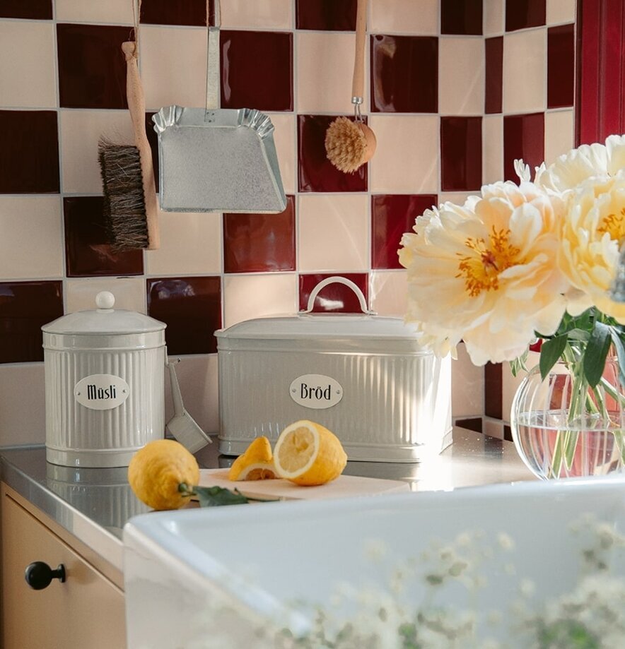 Plåtburk Müsli Beige från Strömshaga i klassiskt kök