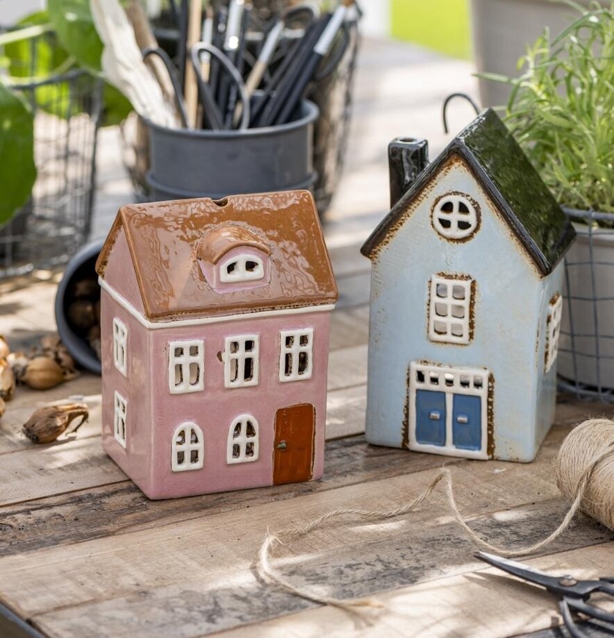 Ljuslykta Nyhavn Ljusblå från IB Laursen på rustikt träbord