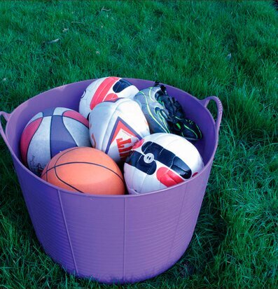 Bild av färgglad förvaring för sportutrustning utomhus