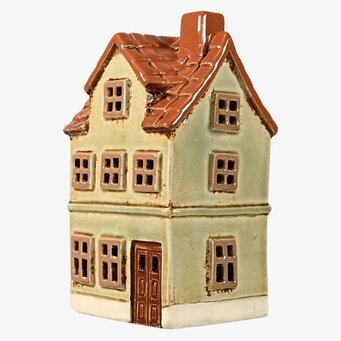 Bild av charmig ljuslykta formad som ett litet hus