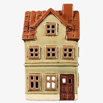 Foto av charmfull ljuslykta i form av ett grönt hus