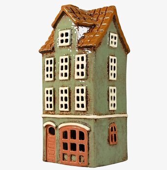 Foto av dekorativ ljuslykta formad som ett hus