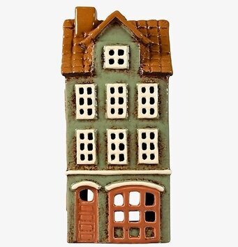 Bild av en detaljrik ljuslykta i form av ett hus