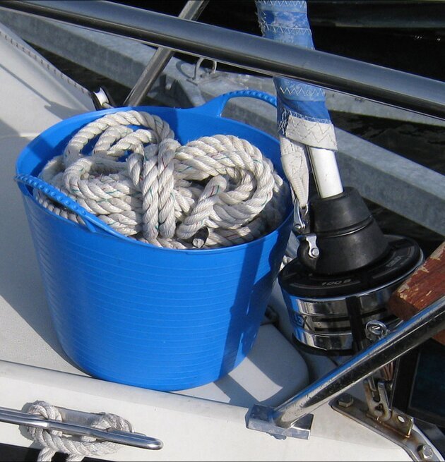 Tubtrugs Förvaringshink Orange från Tubtrugs på en båt