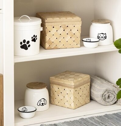 Bild av stilfull och organiserad hylla med djurmotiv