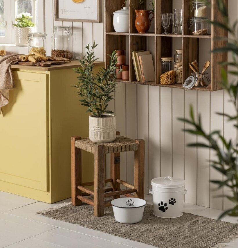 Hink Med Lock Vit Tassar från IB Laursen i lantlig miljö