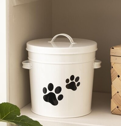 Bild av stilren vit hink med lock och tassavtryck