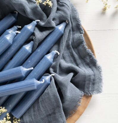 Bild av rustika blå stearinljus med naturlig elegans