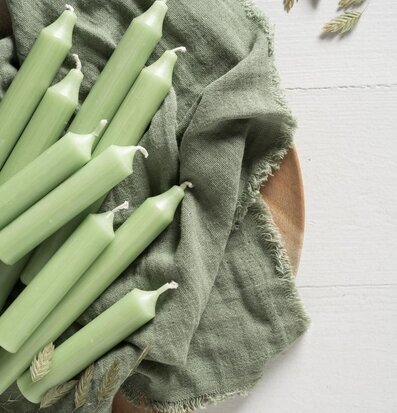 Bild av gröna stearinljus med naturliga detaljer