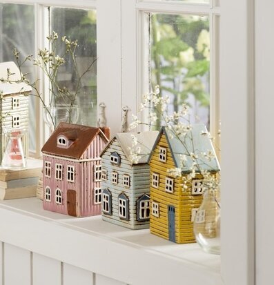 Foto av dekorativa ljuslyktor i form av små hus