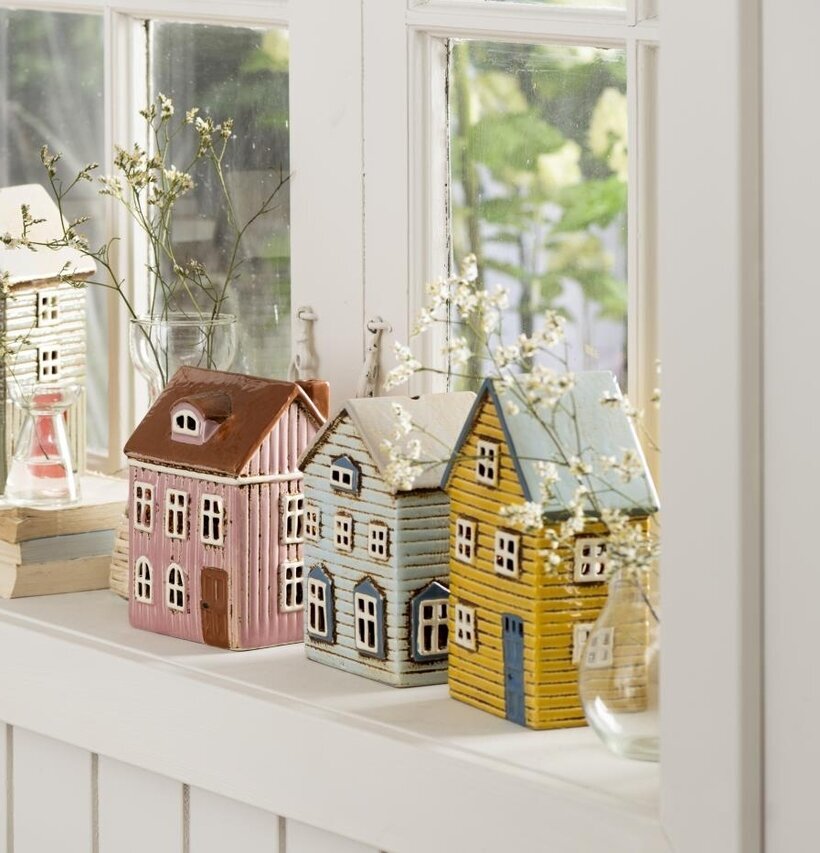 Ljuslykta Thorshavn Gul från IB Laursen på en fönsterbräda