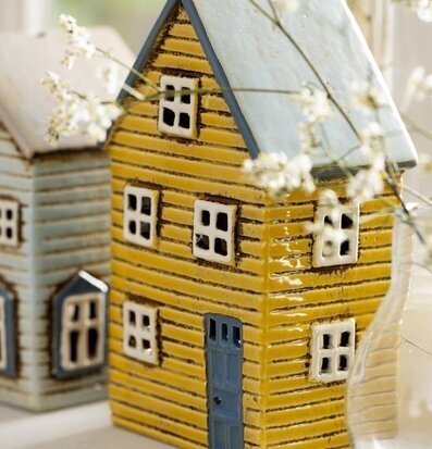 Bild av charmig ljuslykta i form av ett litet hus