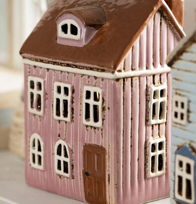 Bild av dekorativ rosa ljuslykta i hemtrevlig stil