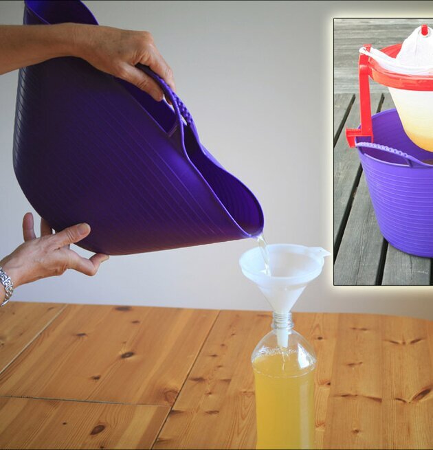 Tubtrugs Förvaringshink Orange från Tubtrugs med trämöbel