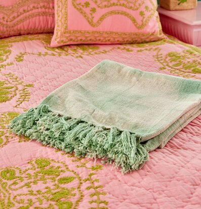 Bild av färgstarkt sovrum med batikmönstrad filt