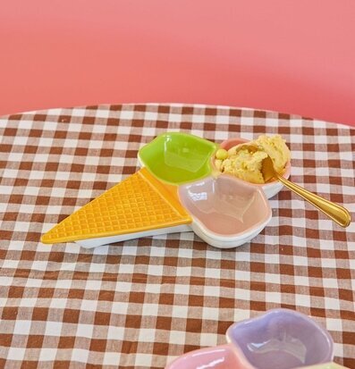 Bild av färgglad serveringsbricka med glassdesign