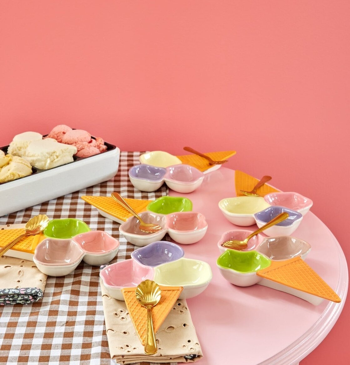 Fat Glasstrut Rosa/Grön från Rice på ett somrigt dukat bord