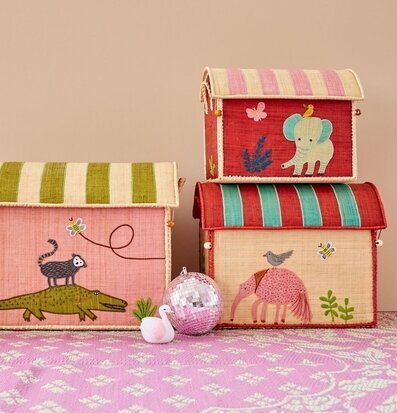 Bild av färgglada förvaringskorgar med djungeltema