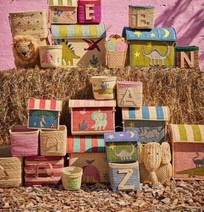 Bild av färgglada förvaringskorgar i rustik miljö