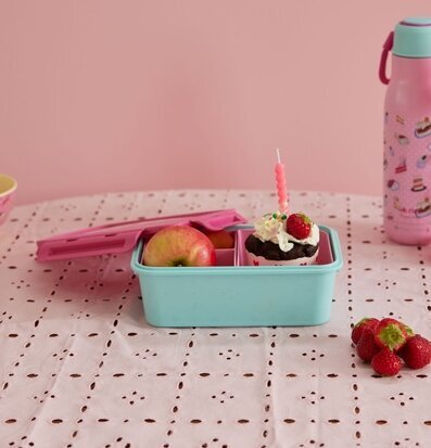 Foto av färgglad lunchbox med festligt innehåll