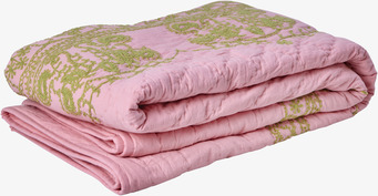 Bild av quiltat täcke med rosa och grönt mönster
