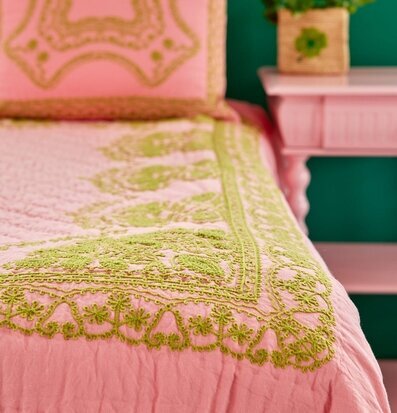 Bild av färgglatt täcke i harmonisk sovrumsinteriör