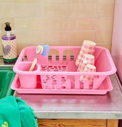 Bild av ett färgglatt och funktionellt kökshörn