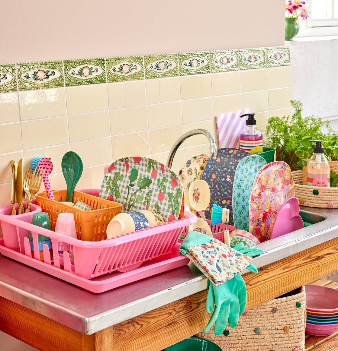 Diskställ Rosa från Rice på en rostfri diskbänk