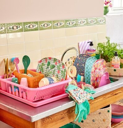 Bild av ett färgglatt och livfullt kök med diskställ